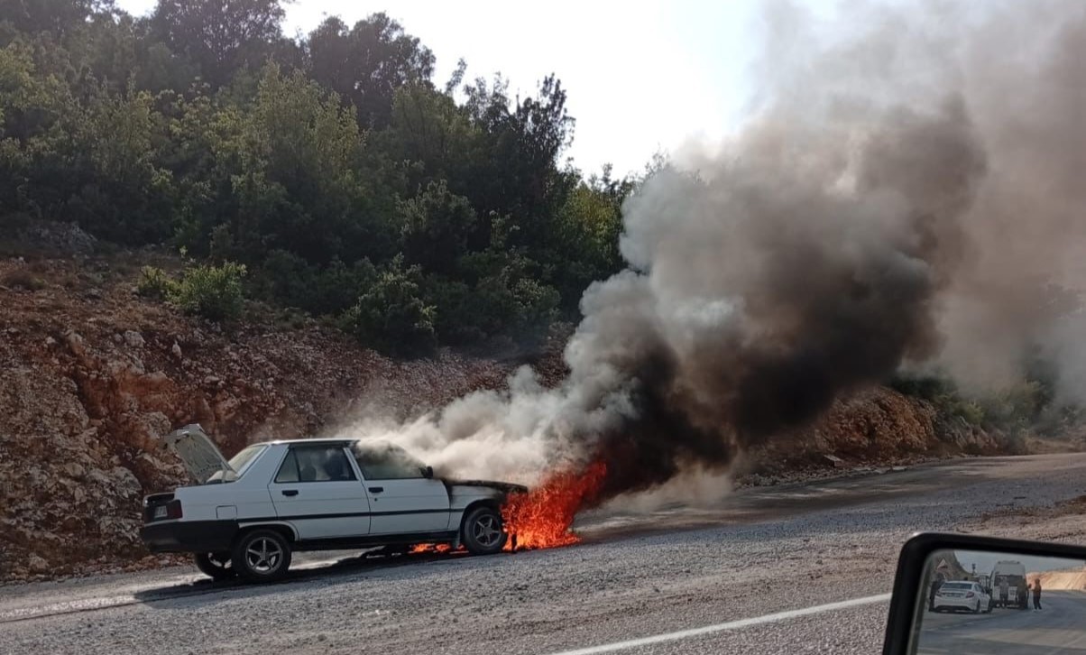 Otomobil alev alev yandı, orman ekipleri s&ouml;nd&uuml;rd&uuml;
