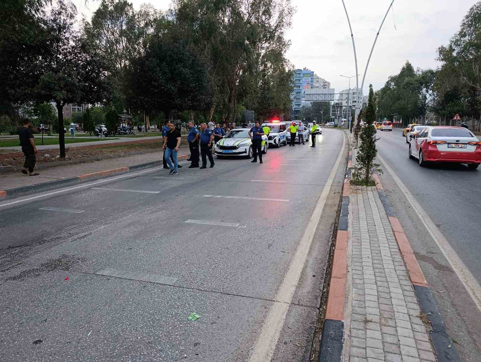 Refüje ve direğe çarpan motosikletli hayatını kaybetti