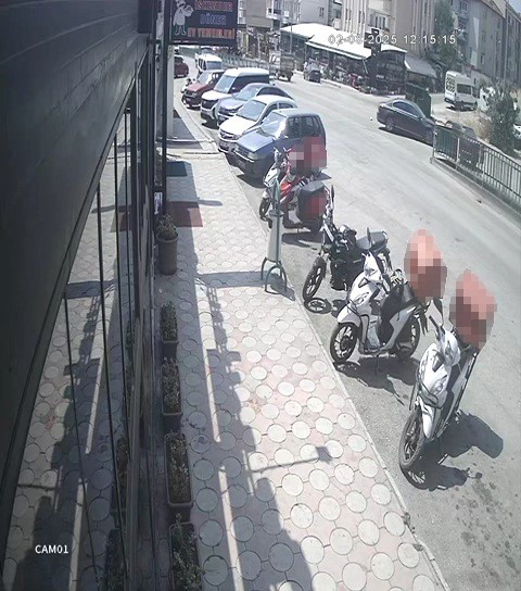 İki otomobilin &ccedil;arpıştığı kaza kamerada: 3 yaralı
