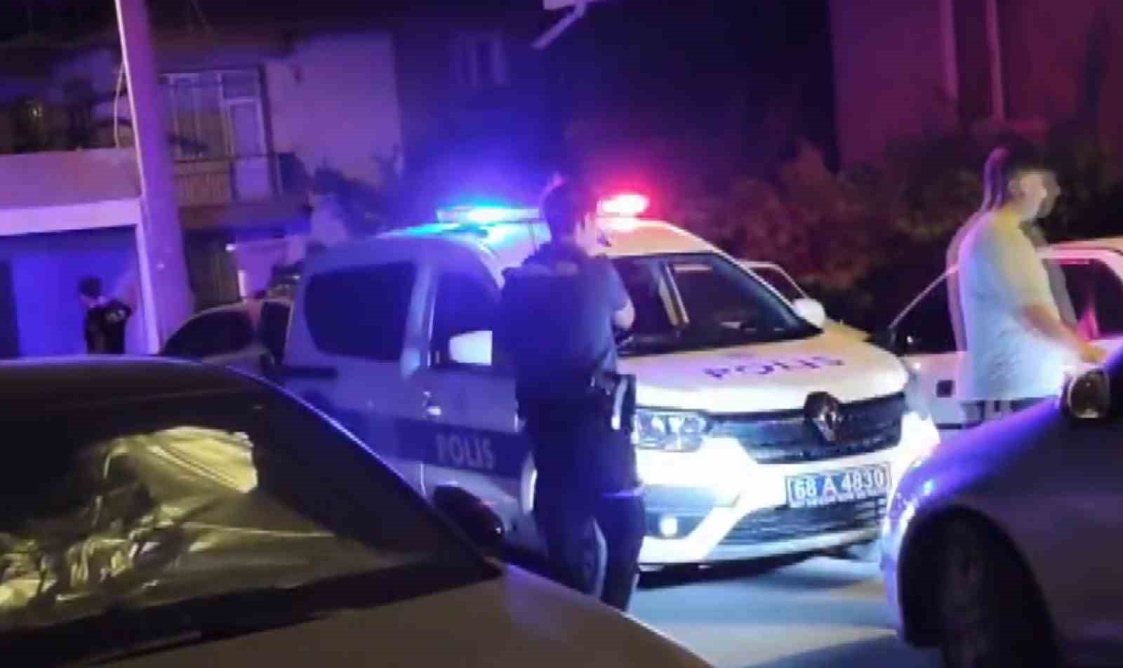 Karısıyla g&ouml;n&uuml;l ilişkisi olduğu iddia edilen şahsı bı&ccedil;akladı
