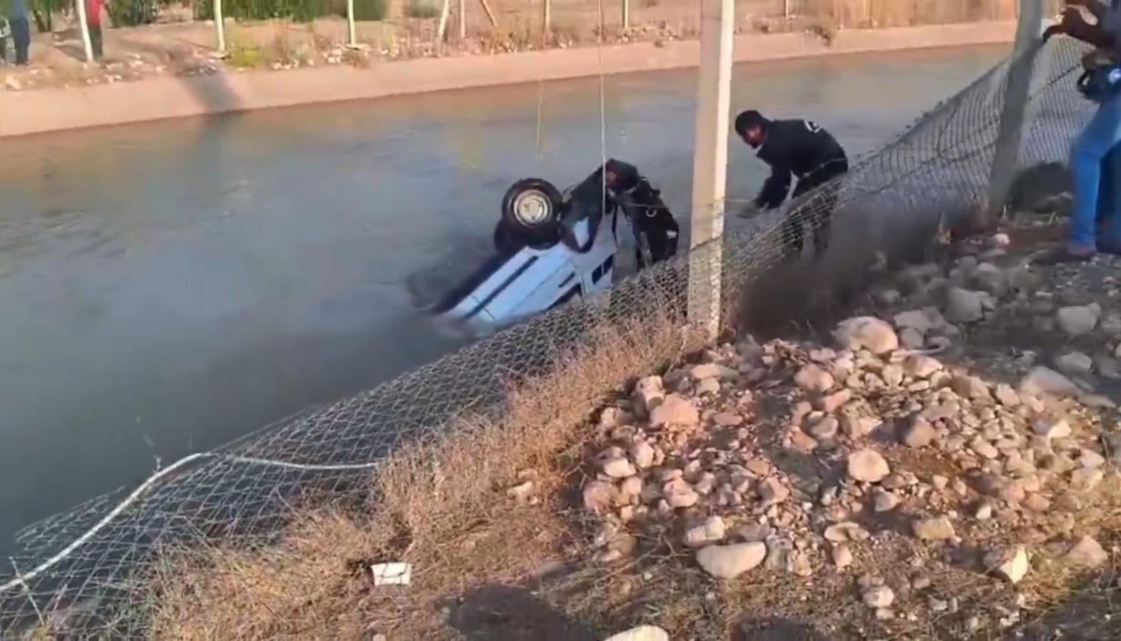 Şanlıurfa&rsquo;da otomobil sulama kanalına d&uuml;şt&uuml;: 2 kişi kurtarıldı
