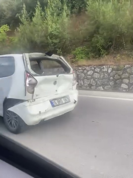 Bursa&rsquo;da kamyonet otomobile &ccedil;arptı: 4 yaralı
