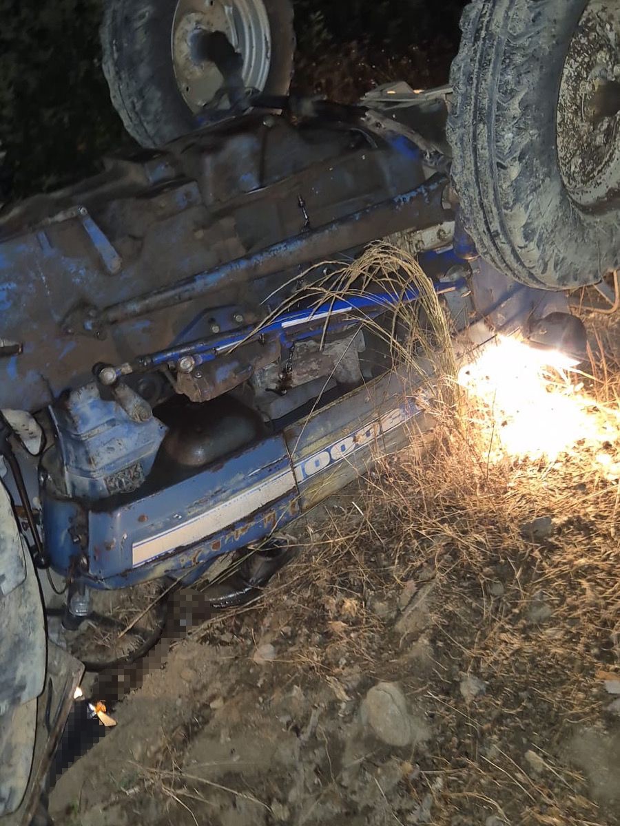 Feke’de traktör devrildi: 1 ölü