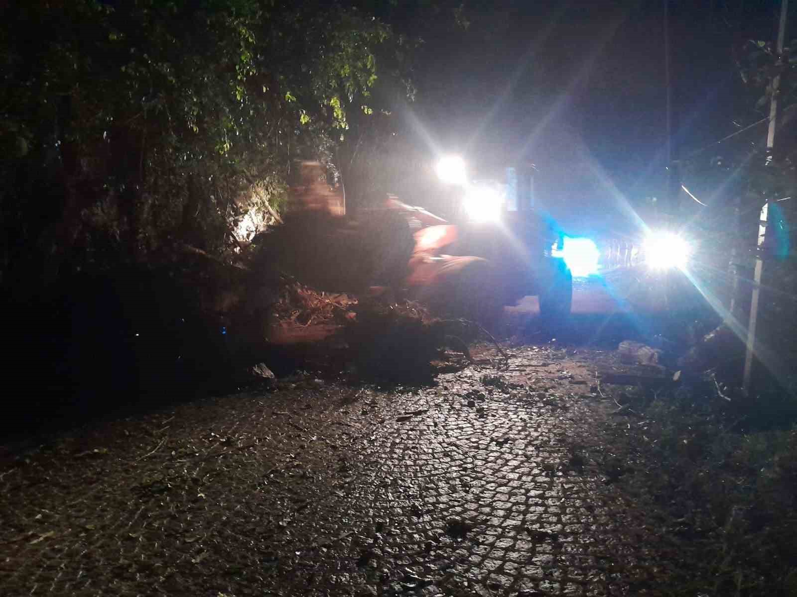 Rize’de heyelan: Yol ulaşıma kapandı