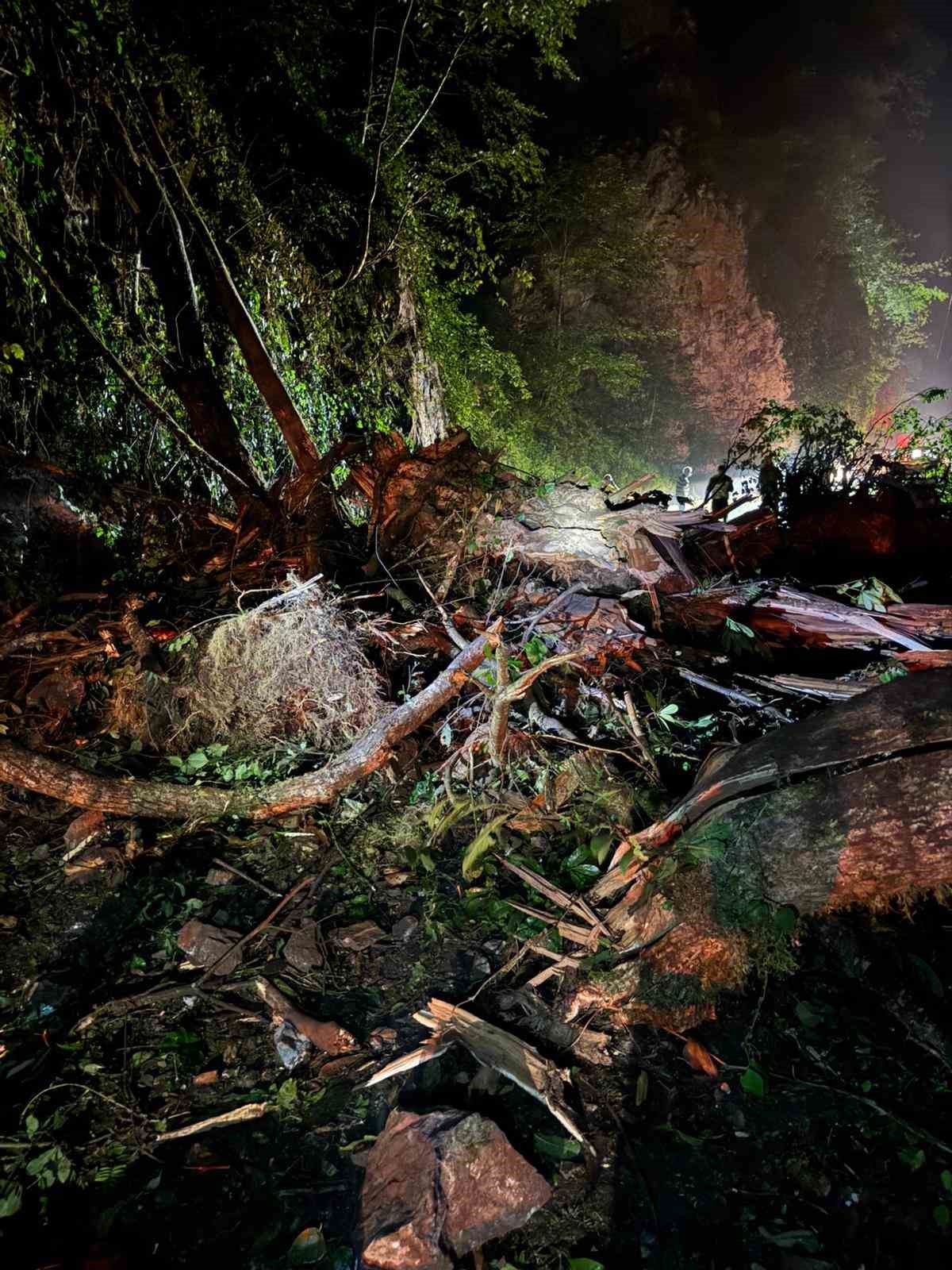 Rize&rsquo;de heyelan: Yol ulaşıma kapandı
