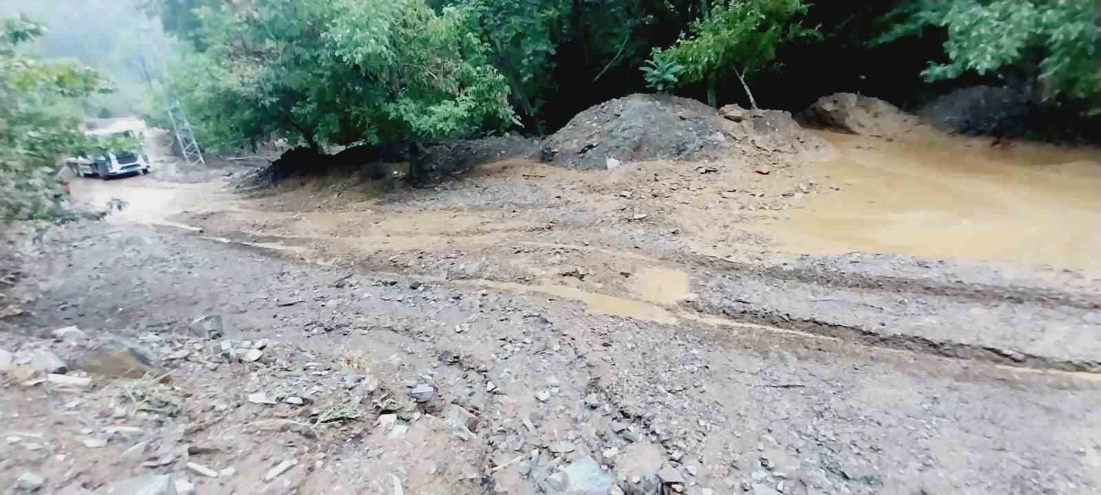 Feke’de sağanak sonrası dereler taştı, yollar kapandı
