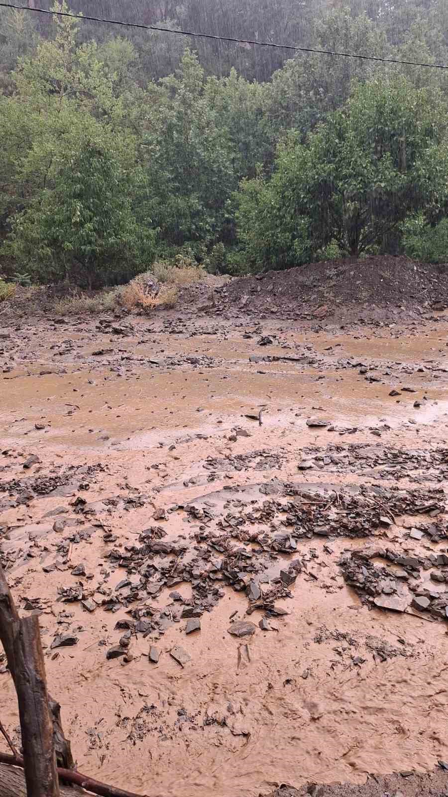 Feke&rsquo;de sağanak sonrası dereler taştı, yollar kapandı
