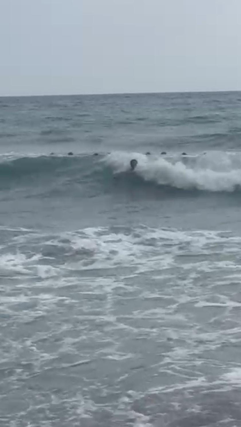 Boğulma tehlikesi yaşayan 2 kız çocuğunun kurtarılma anları kamerada