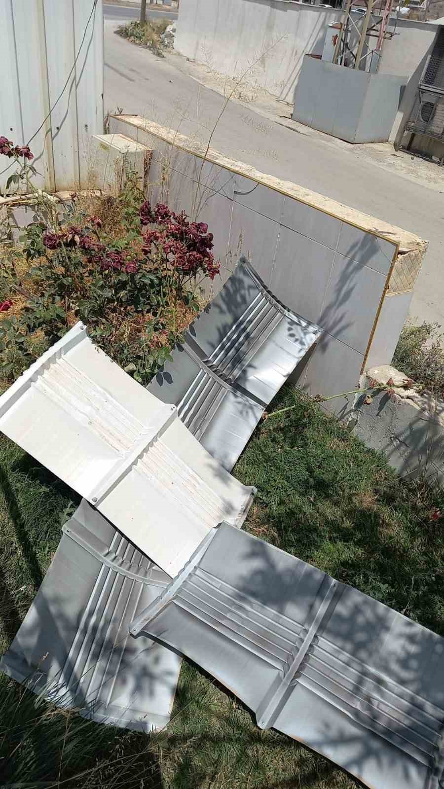 Rüzgarın uçurduğu sac otomobilin camını kırdı