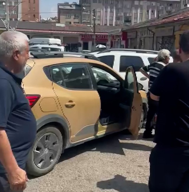 Direksiyon başında rahatsızlanan sürücü 6 araca çarptı: Kaza anı kamerada
