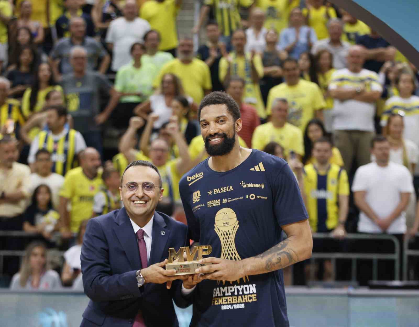 Fenerbahçe, Khem Birch’ün sözleşmesini 1 yıl uzattı
