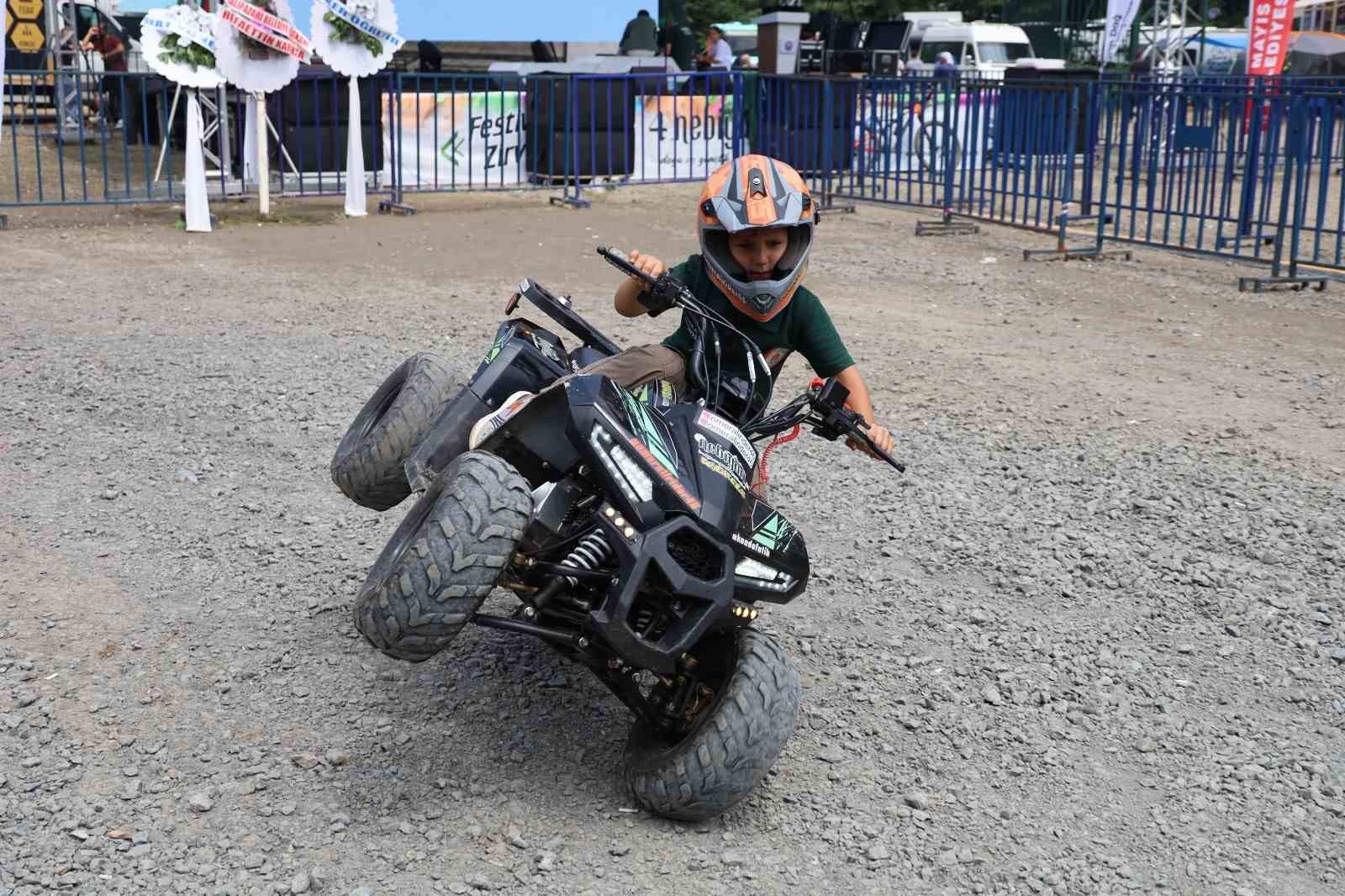 6 yaşındaki Ömer, ATV motoruyla festivalde dikkat çekti
