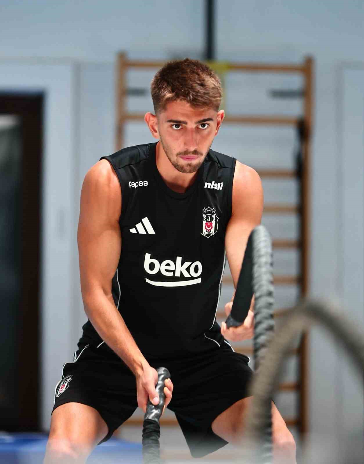 Beşiktaş, günün ikinci antrenmanını salonda yaptı
