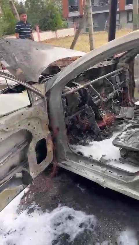 Alev alan otomobilden geriye hurda yığını kaldı
