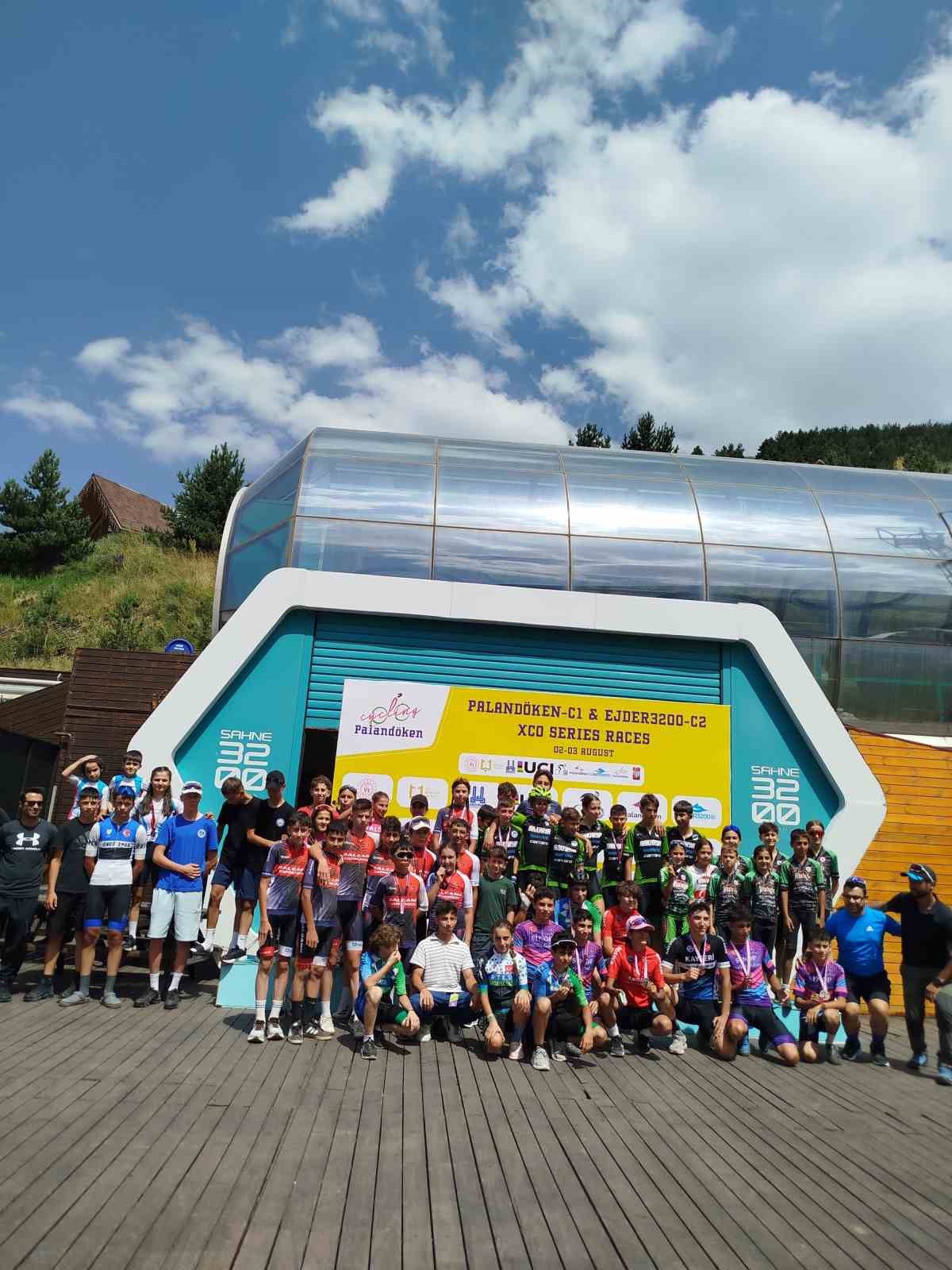 Akhisarlı bisikletçiler Türkiye Şampiyonasında göz doldurdu
