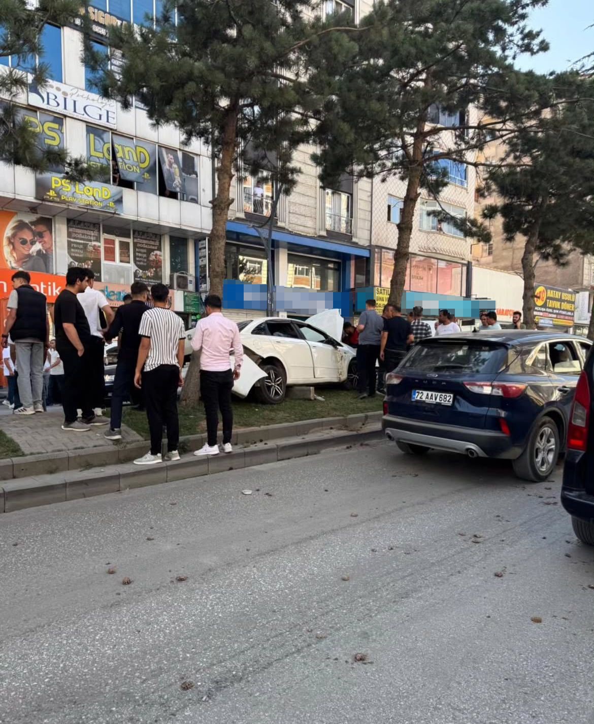 Kalp krizi geçiren tır sürüsü otomobile çarptı: 2 yaralı
