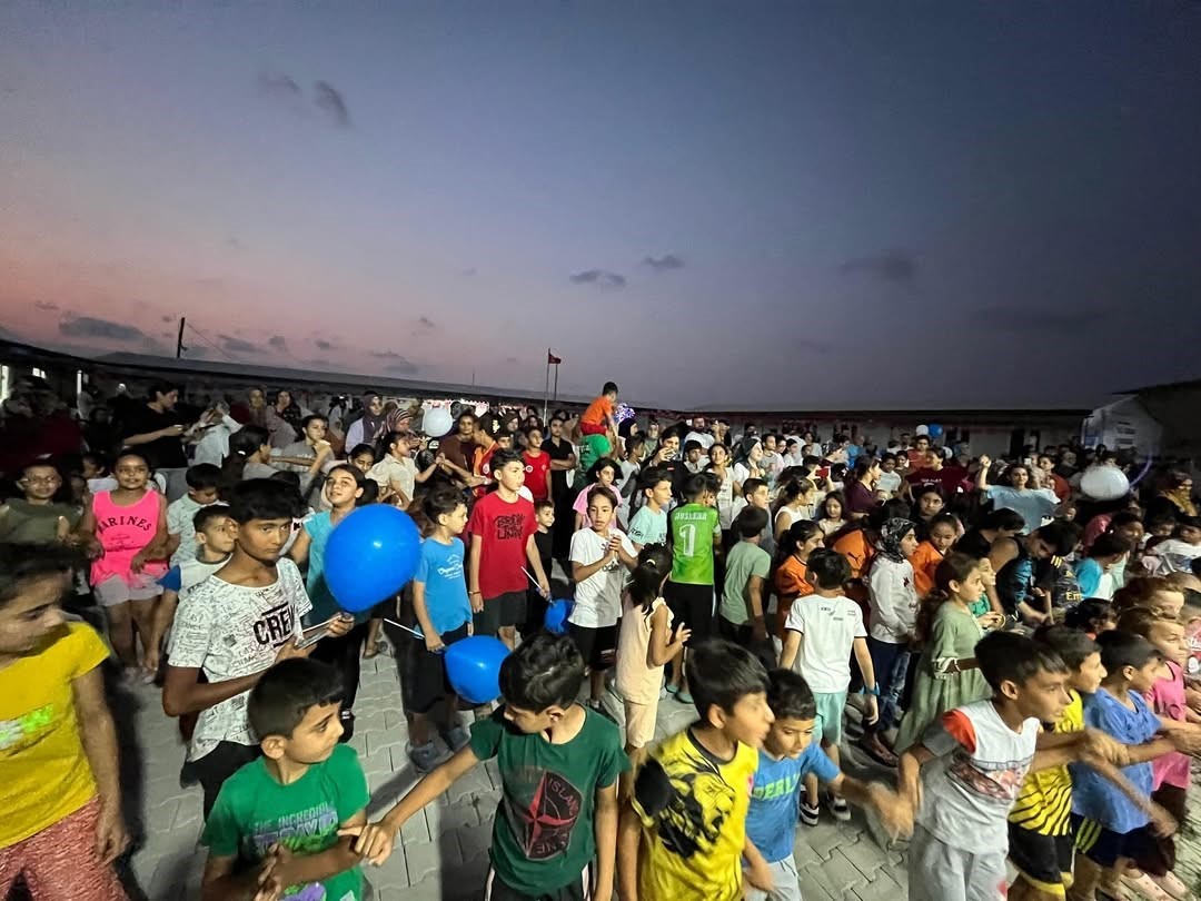Antakya Belediyesi’nin düzenlediği çocuk şenliğinde depremzede çocuklar doyasıya eğlendi