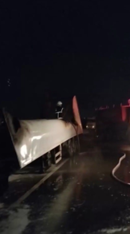 Alevlere teslim olan tır yanarak kullanılamaz hale geldi