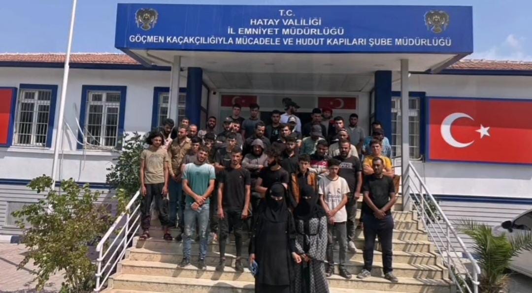 42 g&ouml;&ccedil;men &uuml;zeri fileyle kapatılan kamyonet kasasında yakalandı
