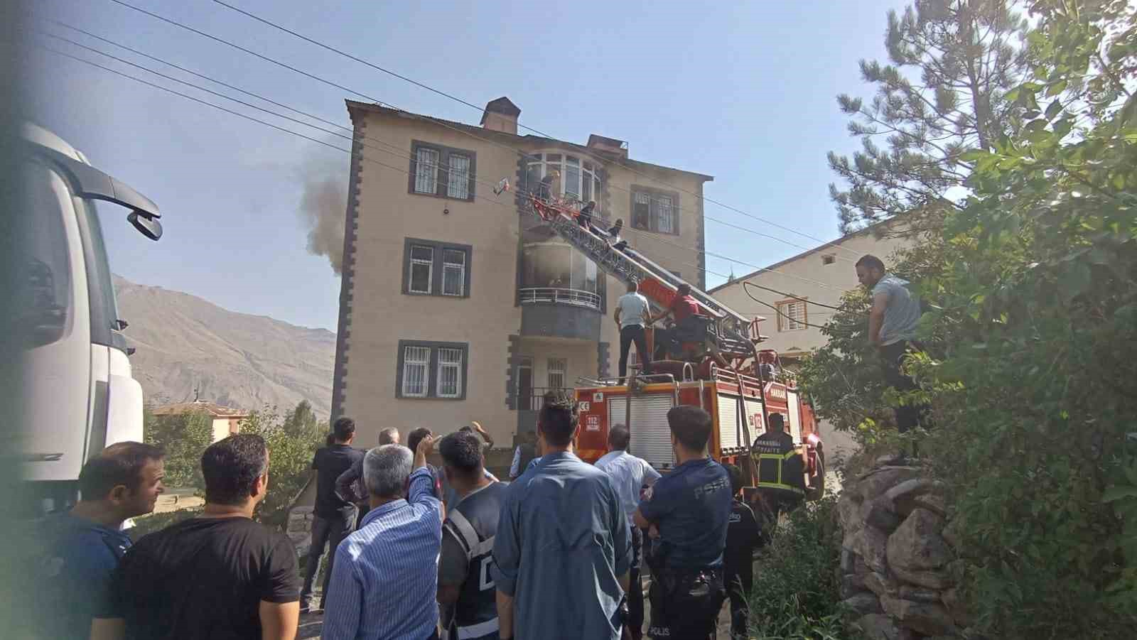 Hakkari’de korkutan yangın