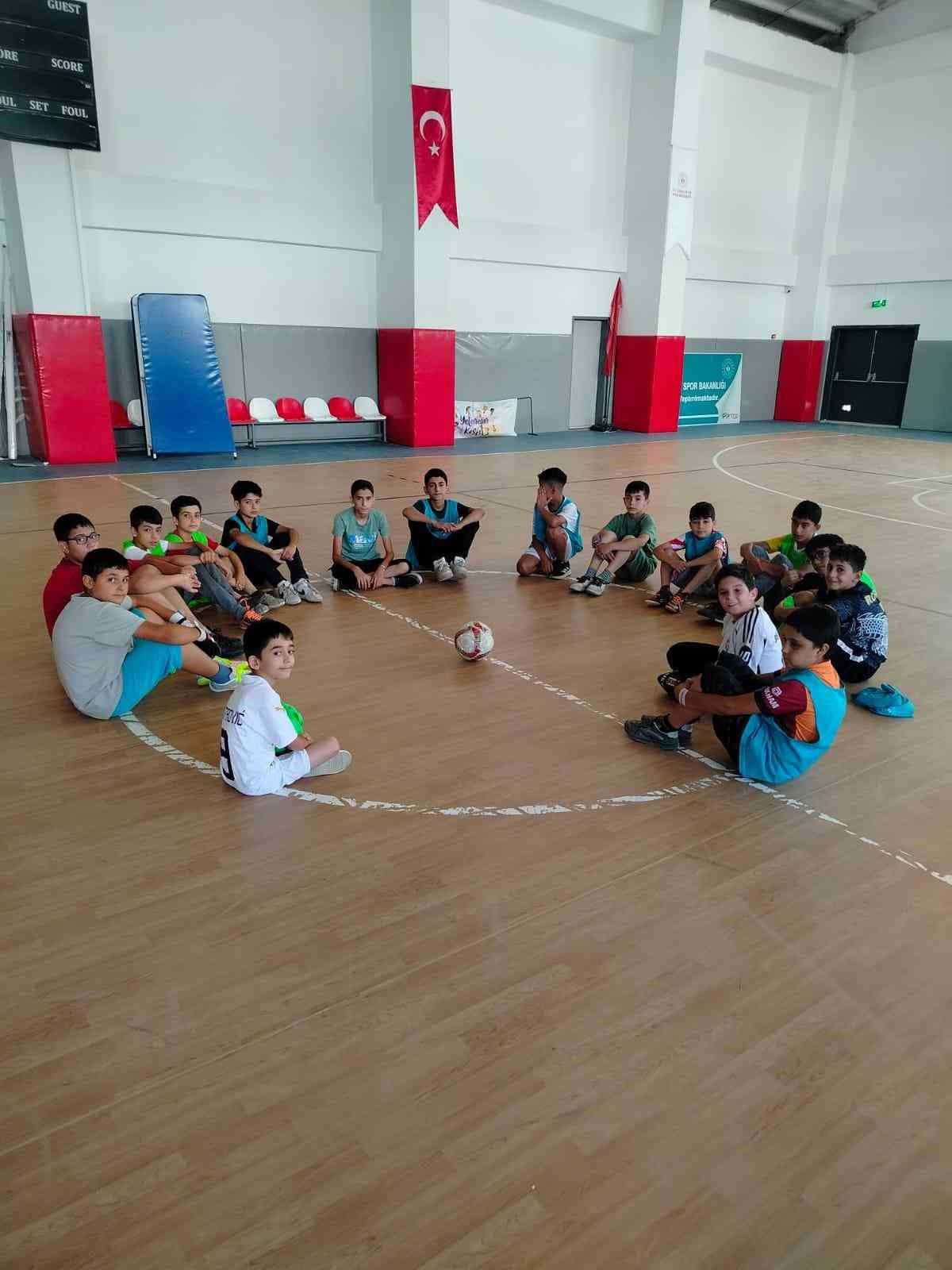 Elazığ’da çocuklar hem öğreniyor hem eğleniyor