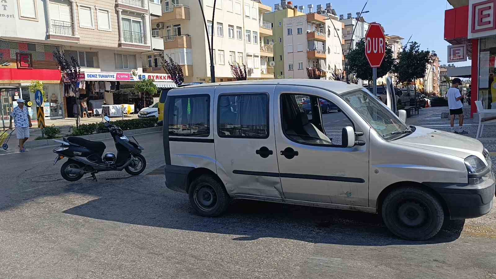 Manavgat’ta motosiklet ile hafif ticari araç çarpıştı: 1 yaralı