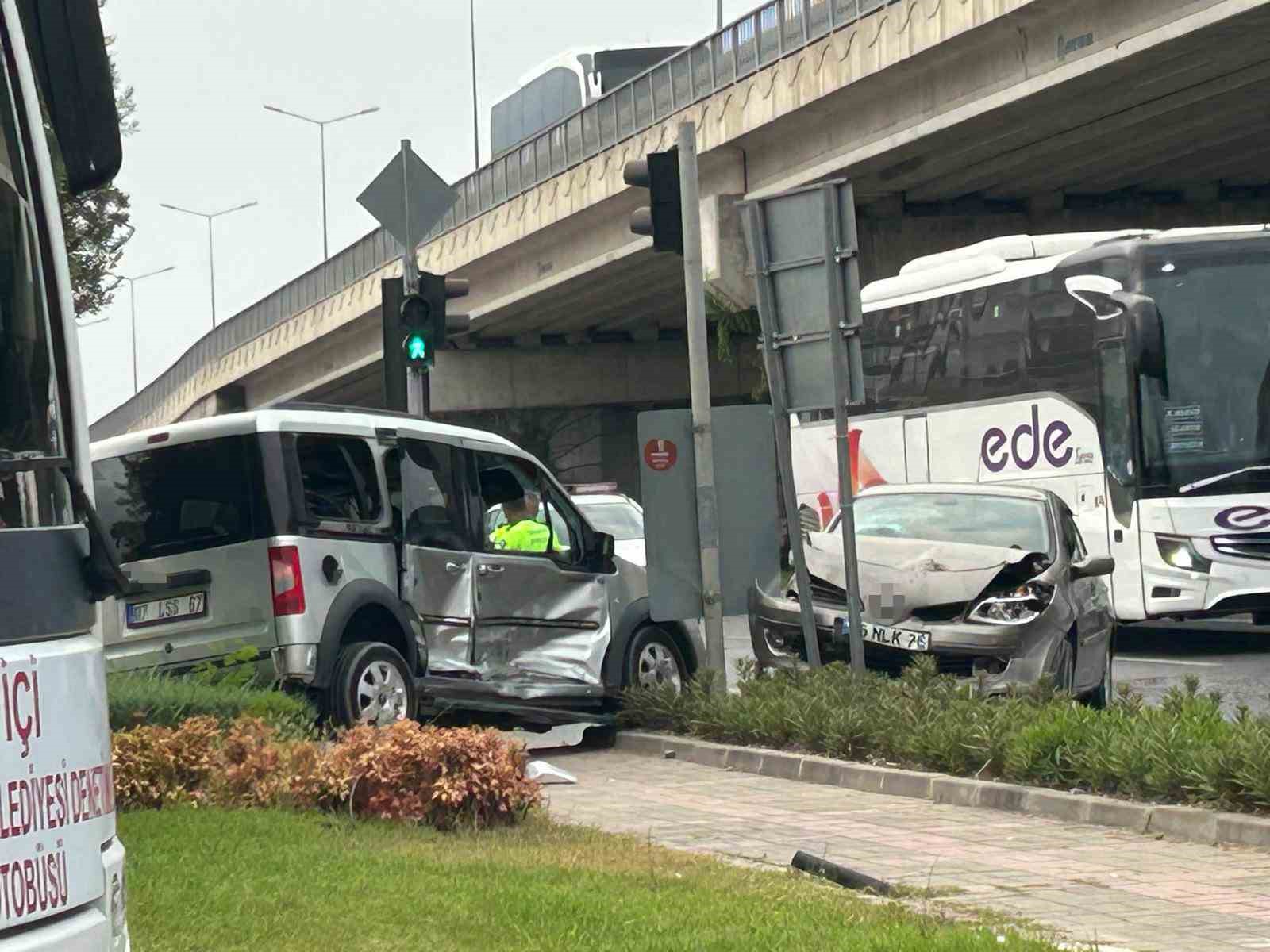 Kırmızı ışık ihlali kaza yaptırdı: 1 yaralı