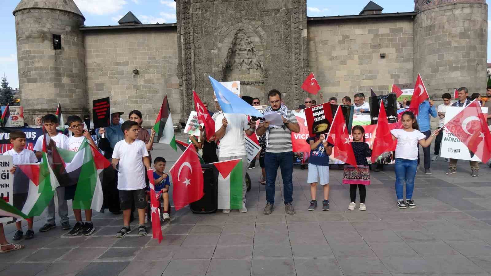 Erzurum&rsquo;da sağlık &ccedil;alışanları 90 haftadır Gazze i&ccedil;in y&uuml;r&uuml;yor
