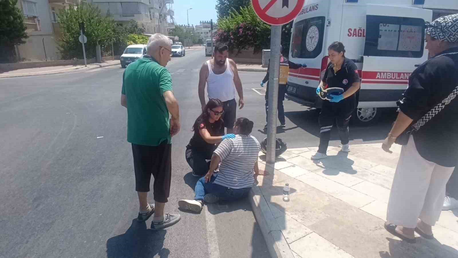 Siren sesini duyan kızlar acılarını unutup kaza yerinden hızla uzaklaştı
