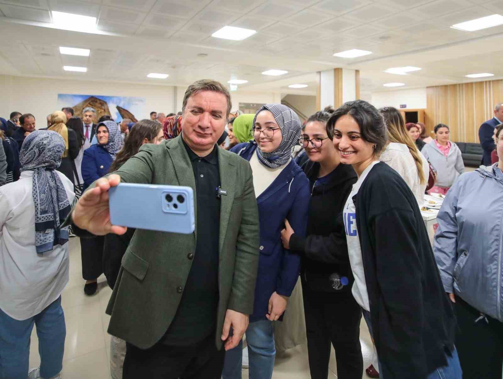 Şehri gen&ccedil;lerle birlikte y&ouml;netiyor!
