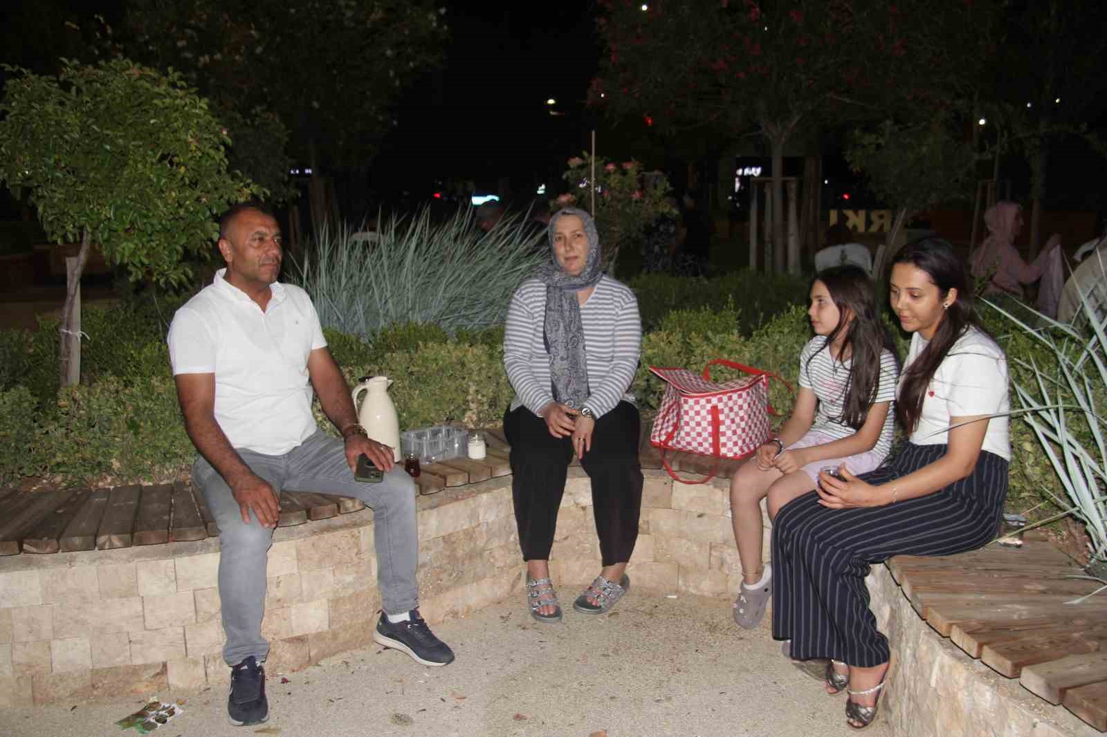 Sıcaktan bunalan vatandaşlar soluğu parklarda aldı