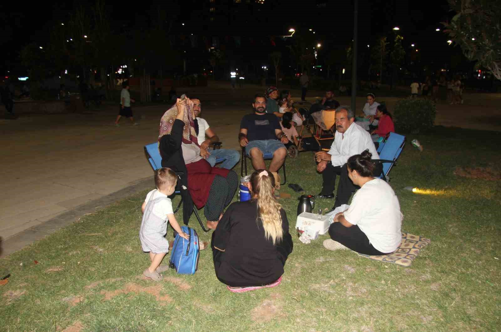 Sıcaktan bunalan vatandaşlar soluğu parklarda aldı
