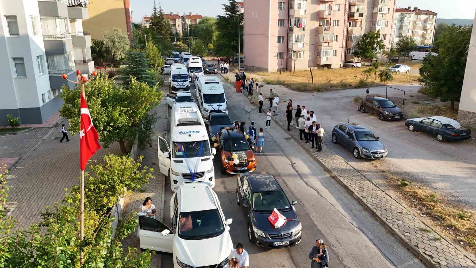 Eskişehir’de servis araçlarından renkli düğün konvoyu