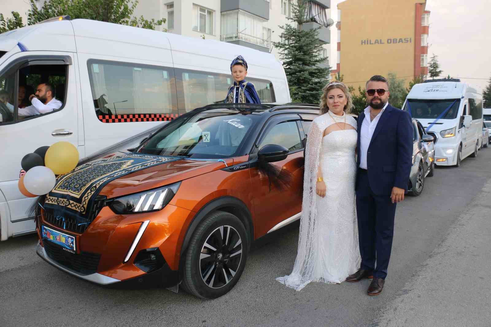 Eskişehir&rsquo;de servis ara&ccedil;larından renkli d&uuml;ğ&uuml;n konvoyu
