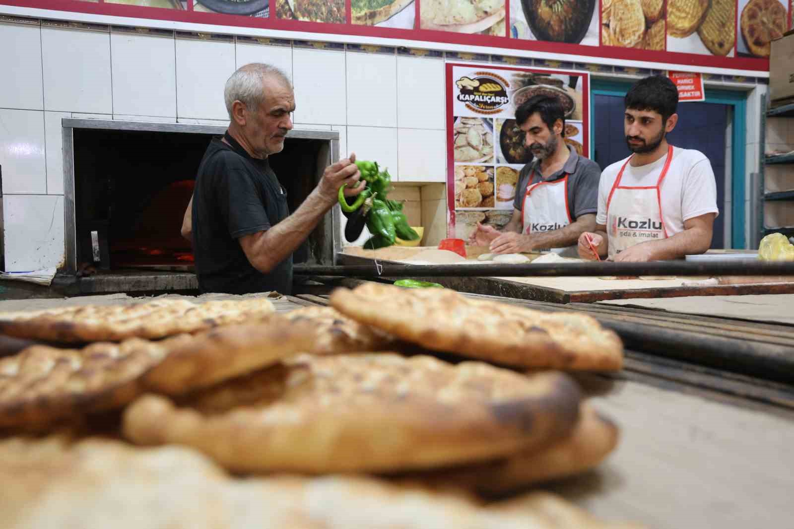 Fırıncıların sıcak havada zorlu ’ekmek’ mesaisi