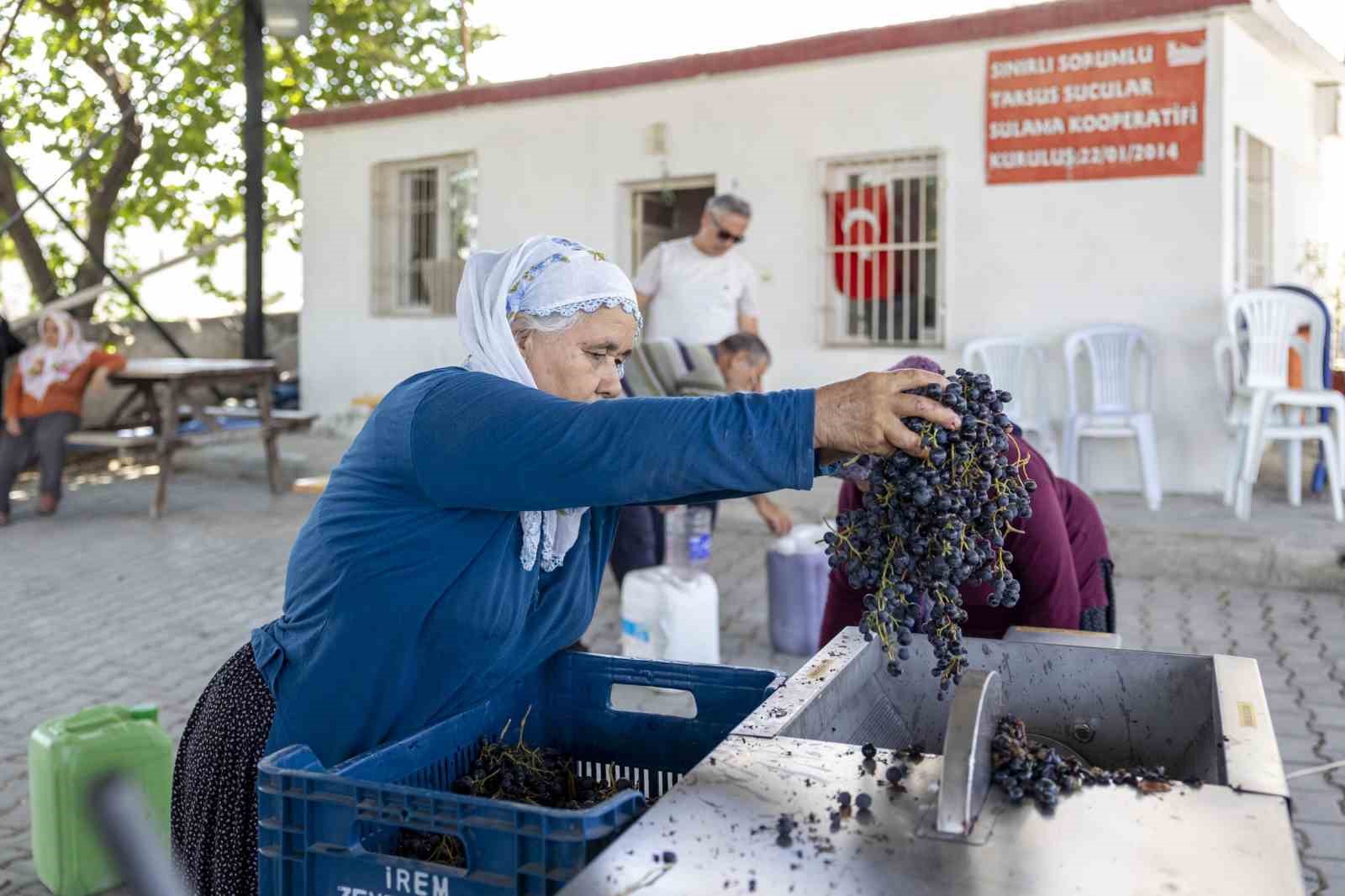 Tarsus&rsquo;ta &uuml;reticilere &uuml;z&uuml;m sıkma makinesi desteği
