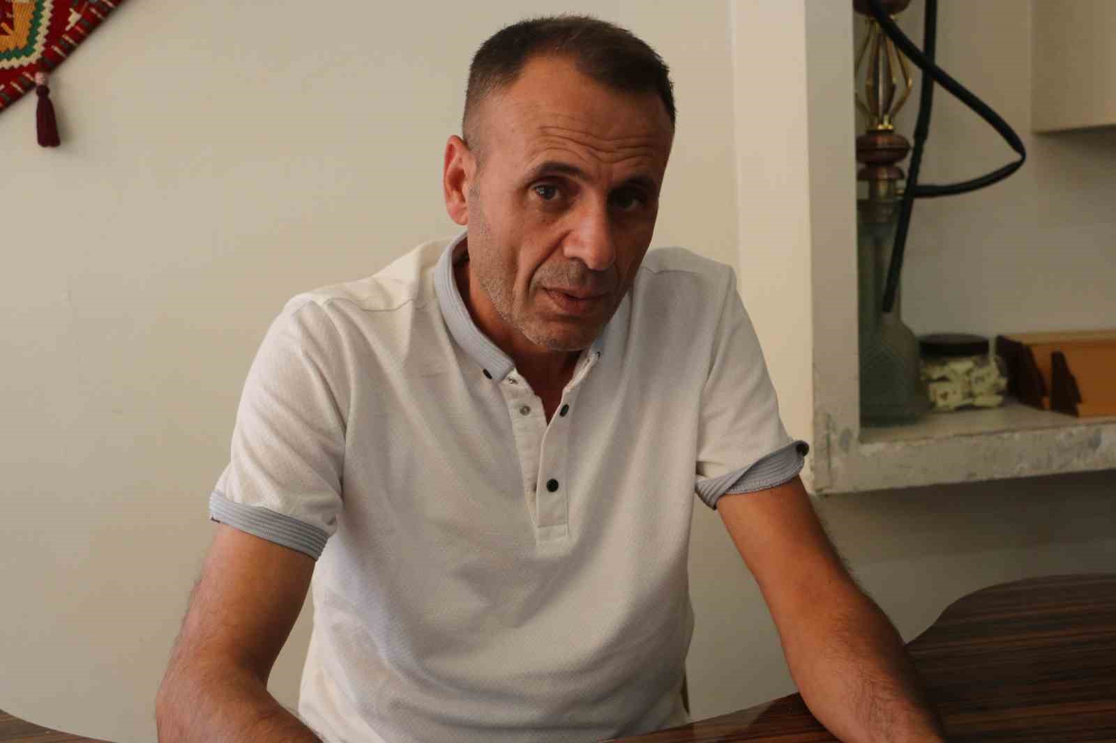Sıcaklardan bunalan vatandaşlar klimalı ortamlarda sazlı türkülü zaman geçiriyor
