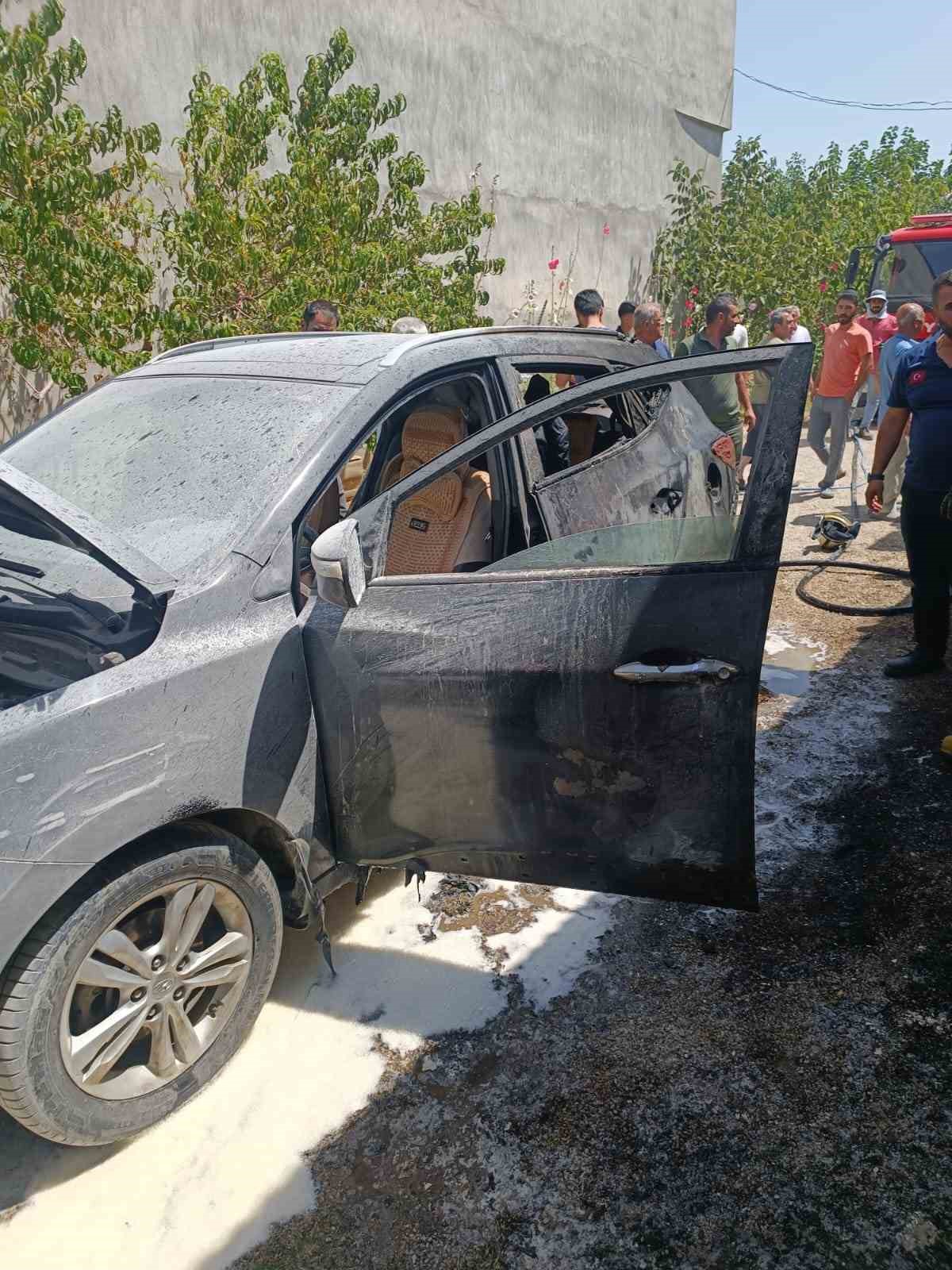 Van’da park halindeki otomobil yandı