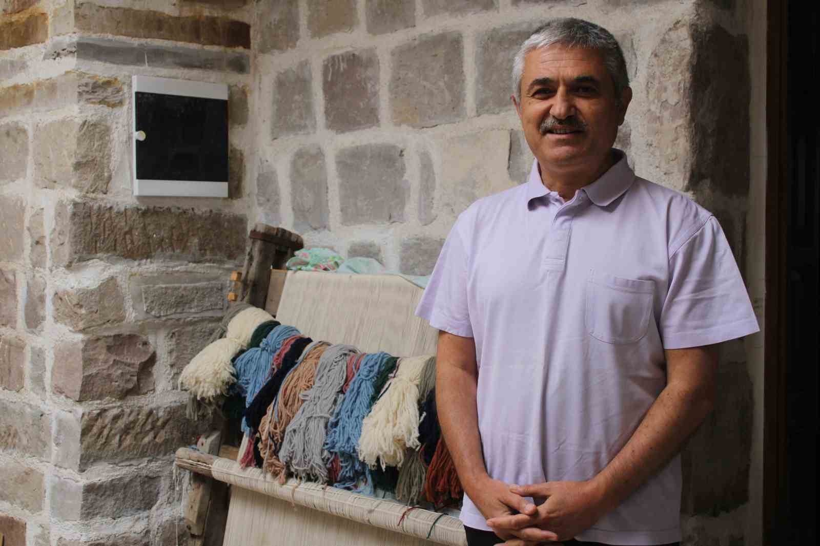 Yıllanmış halılar serildi, renk c&uuml;mb&uuml;ş&uuml; ortaya &ccedil;ıktı
