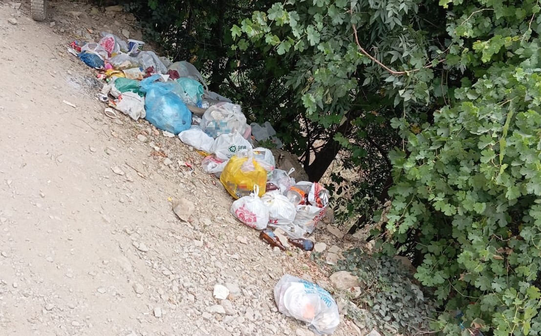 Kato Dağı’ndaki Kaval Şelalesi’nde çöp tepkisi