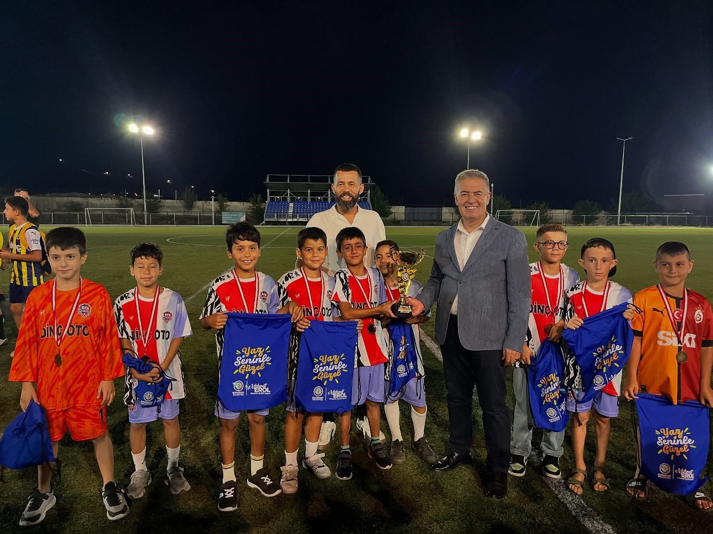 Buharkent&rsquo;te futbol ş&ouml;leni sona erdi, kupalar sahiplerini buldu
