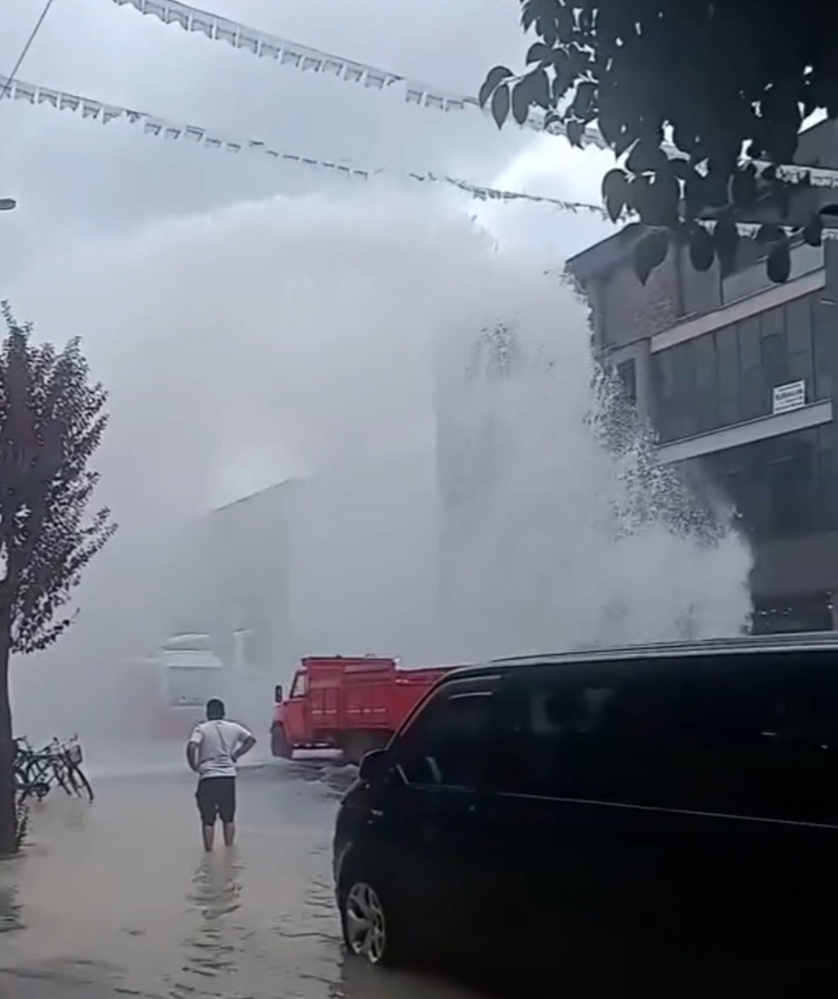 D&uuml;zce&rsquo;de su borusu patladı: 5 metre su fışkırdı

