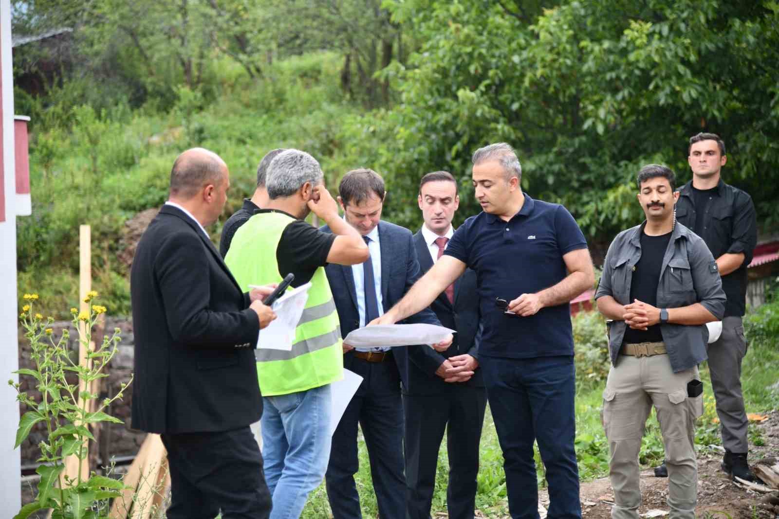 Vali &Ccedil;i&ccedil;ek, spor inşaatlarını denetledi
