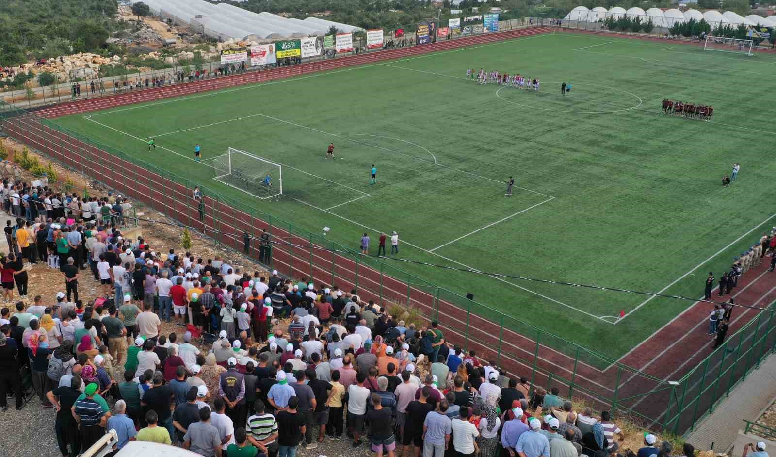 B&ouml;yle futbol turnuvası g&ouml;r&uuml;lmedi: Ma&ccedil;ı tepelerden izlediler
