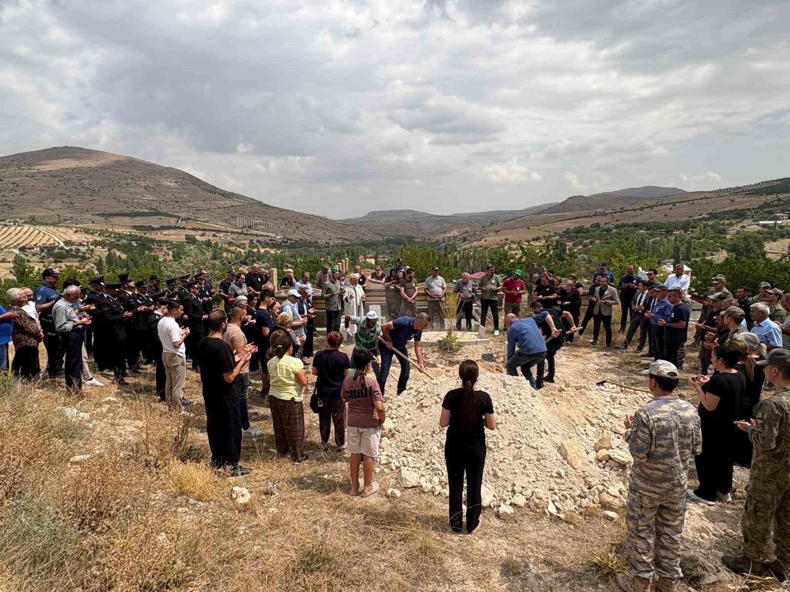 Şehit Kemal Demirbaş&rsquo;ın naaşı 26 yıl sonra aile mezarlığına nakledildi
