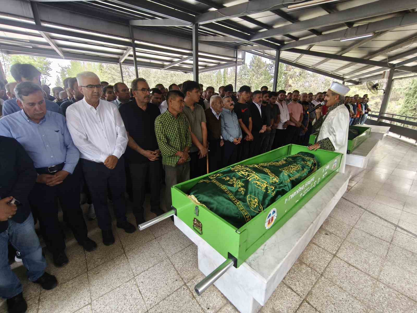 Kazada hayatını kaybeden AK Parti eski il&ccedil;e başkanı toprağa verildi
