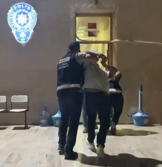 Çeşme’de eğlence mekanındaki silahlı kavgayla ilgili 2 kişi tutuklandı