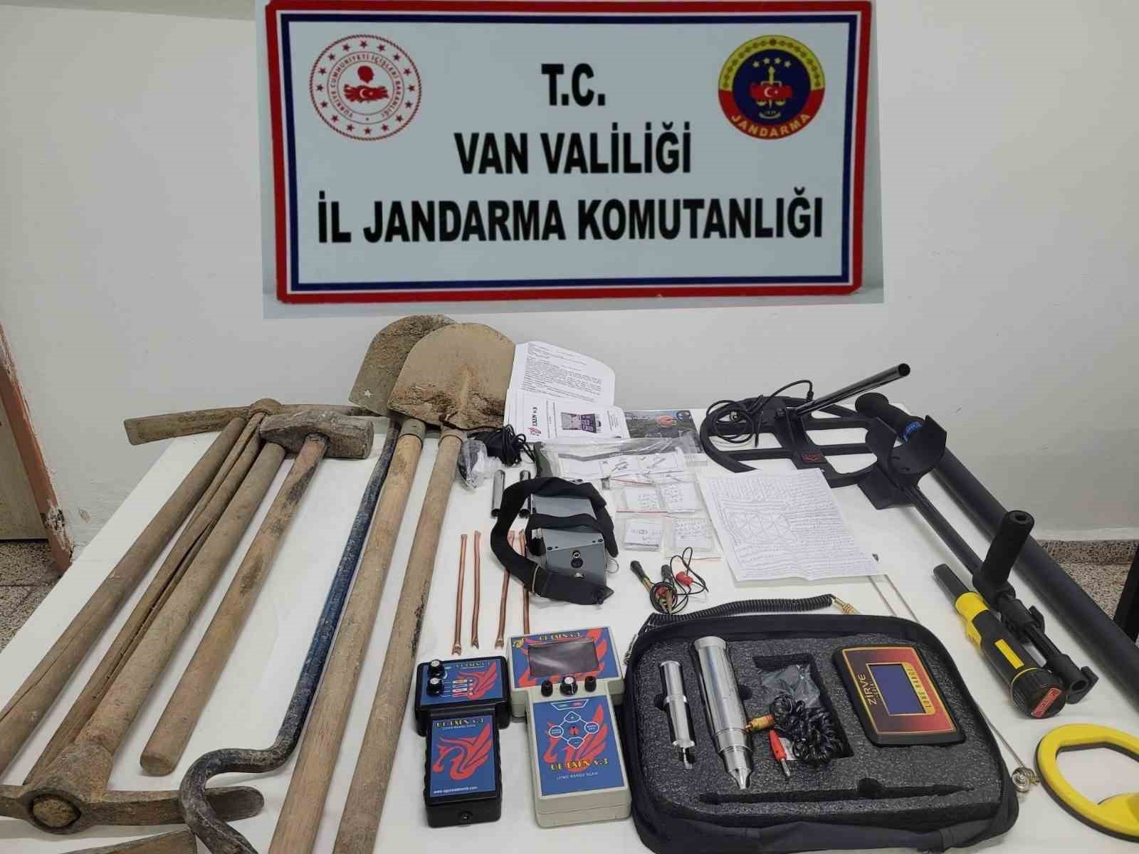 Van&rsquo;da g&uuml;mr&uuml;k ka&ccedil;ağı malzemeler ele ge&ccedil;irildi
