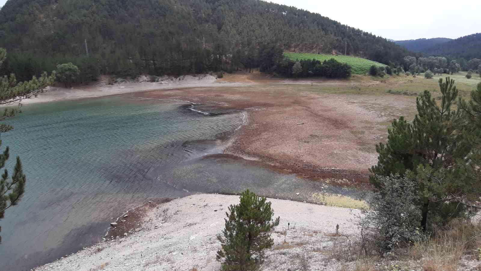 Aşırı sıcaklar Sünnet Gölü’nü vurdu: Sular çekildi, göl kuruma noktasına geldi