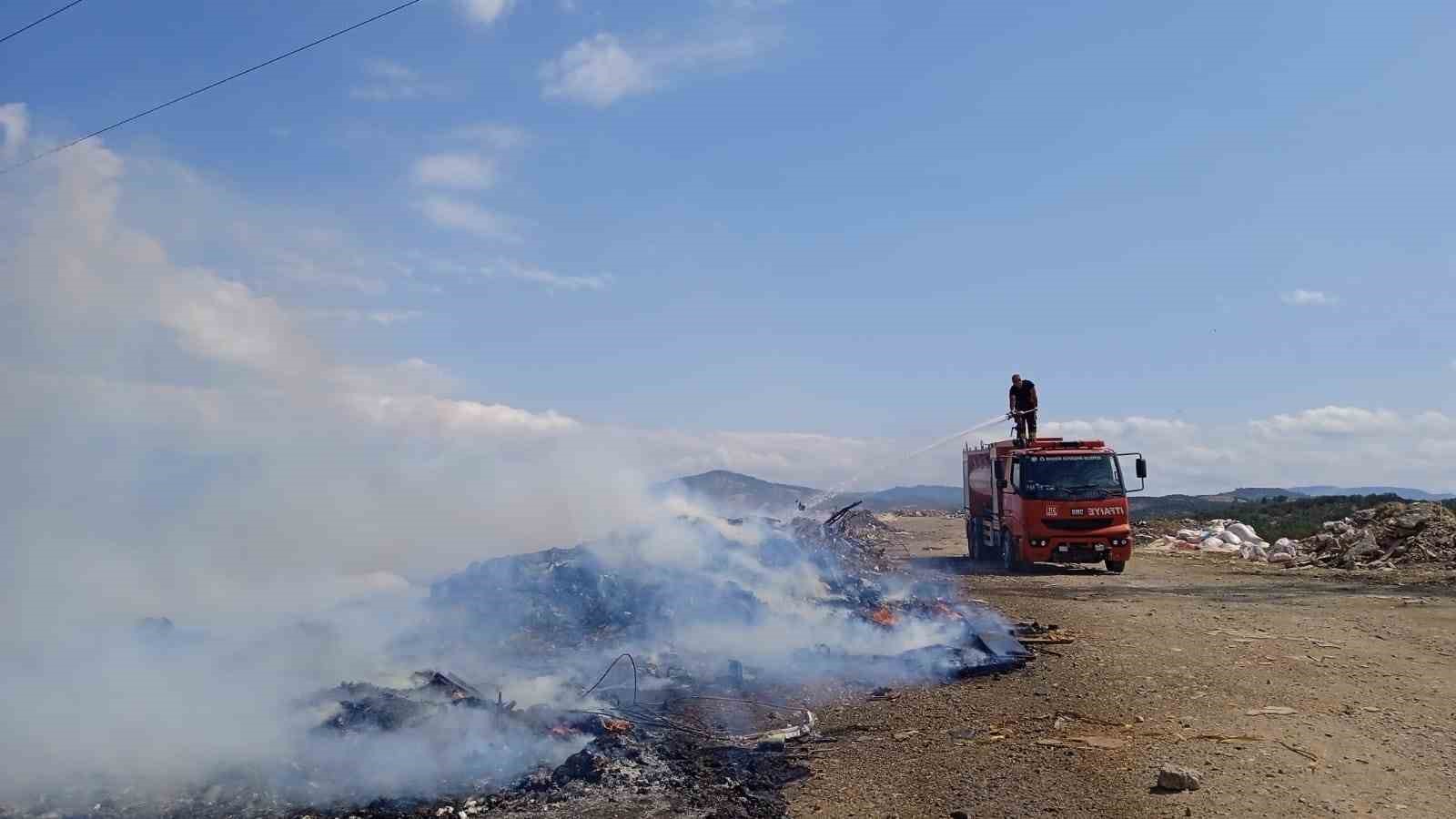 Balıkesir’de çöplük alanda çıkan yangın söndürüldü